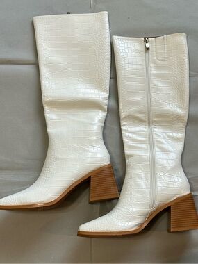NWT MUCCCUTE White Croc Embossed Square Toe Knee High Boots Sz 8